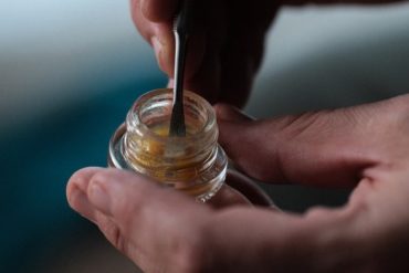 Dabbing live resin extract